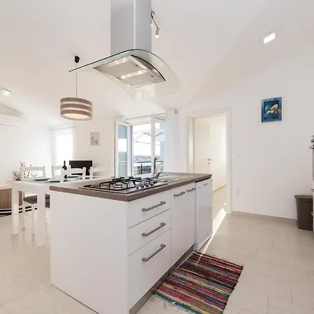 Two-bedroom In Verunic Veli Rat