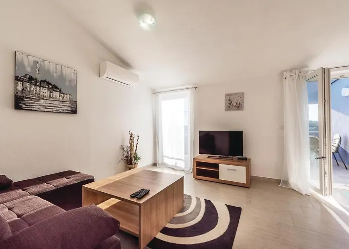 Two-bedroom In Verunic 벨리 라트