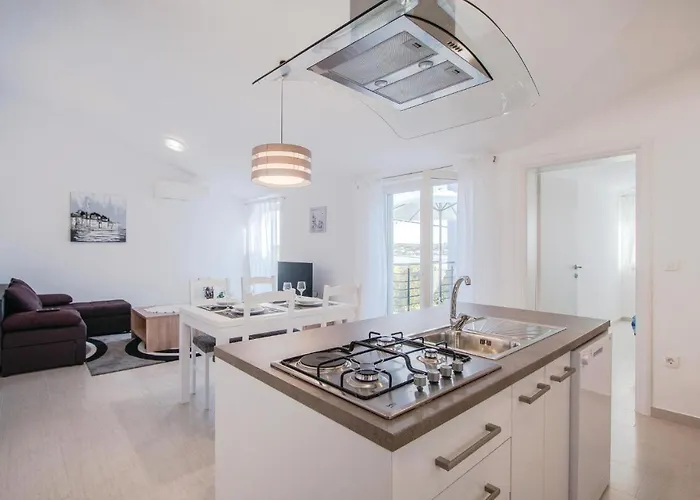 Two-bedroom In Verunic شقة فيلي رات