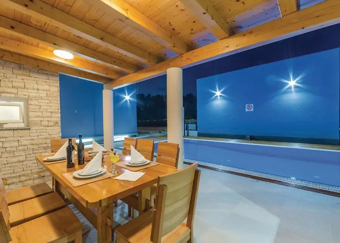 Two-bedroom In Verunic شقة